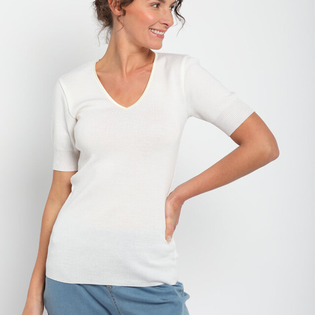 Maison-solfin - Tee-shirt femme encolure V en laine merinos blanc naturel – 4