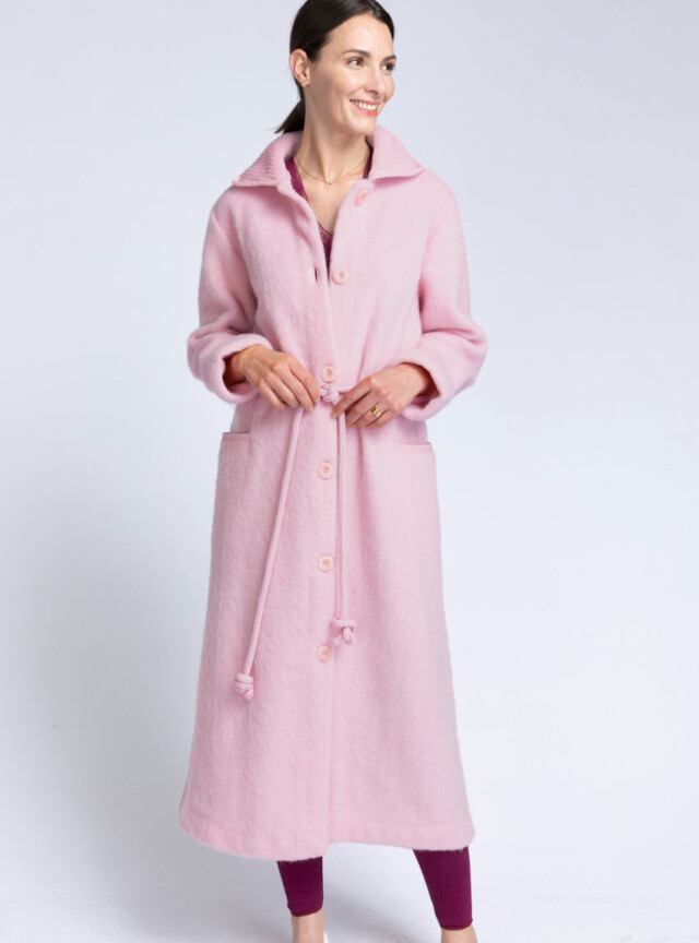 Robe de chambre femme en laine des Pyrénées rose douceur par la marque MAISON SOLFIN MAISON SOLFIN - Robe de chambre femme en laine des Pyrénées rose douceur