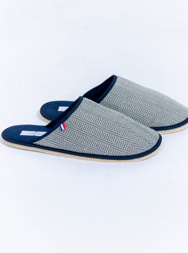 Chaussons homme en coton chevrons bleus par la marque MAISON SOLFIN MAISON SOLFIN - Chaussons homme en coton chevrons bleus