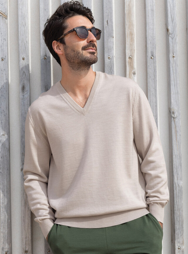 Pull homme col V 100% mérinos beige naturel par la marque MAISON SOLFIN MAISON SOLFIN - Pull homme col V 100% mérinos beige naturel