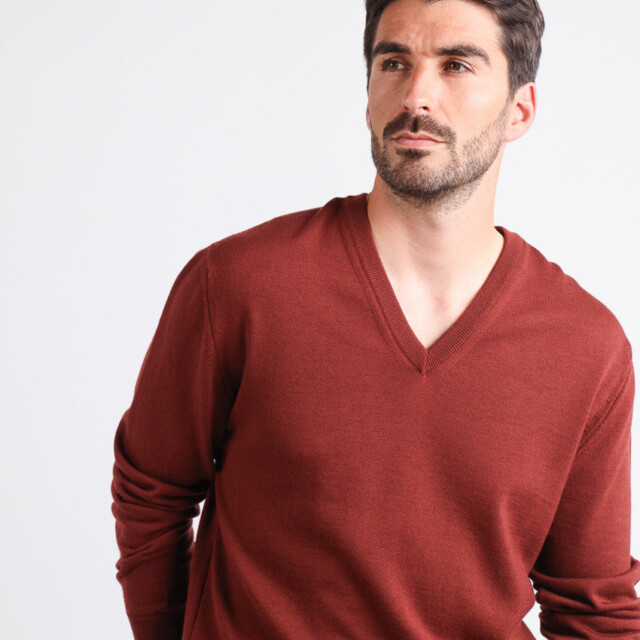 Maison-solfin - Pull homme col V  100% laine mérinos rouge terre de sienne – 5