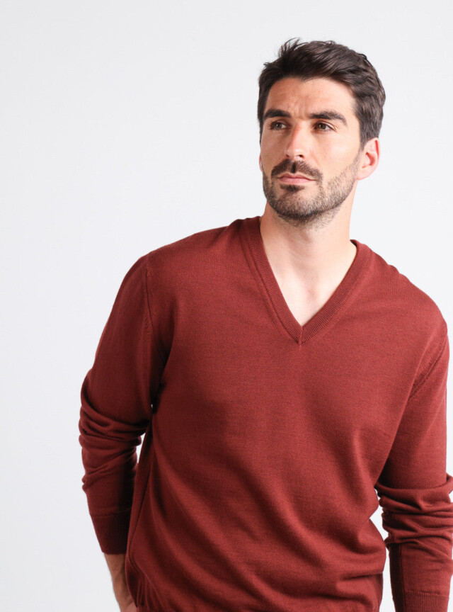 Maison-solfin - Pull homme col V  100% laine mérinos rouge terre de sienne – 5