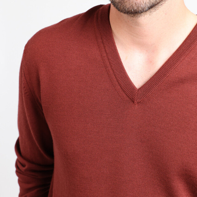Maison-solfin - Pull homme col V  100% laine mérinos rouge terre de sienne – 5