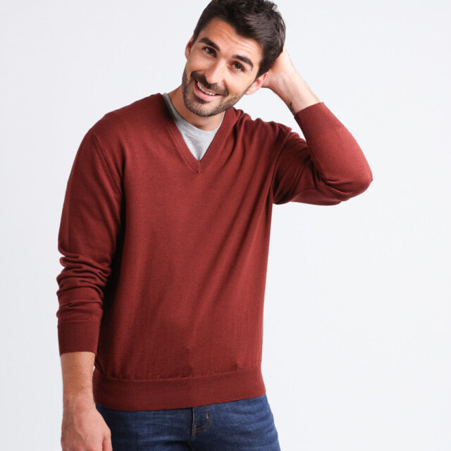 Maison-solfin - Pull homme col V  100% laine mérinos rouge terre de sienne – 5
