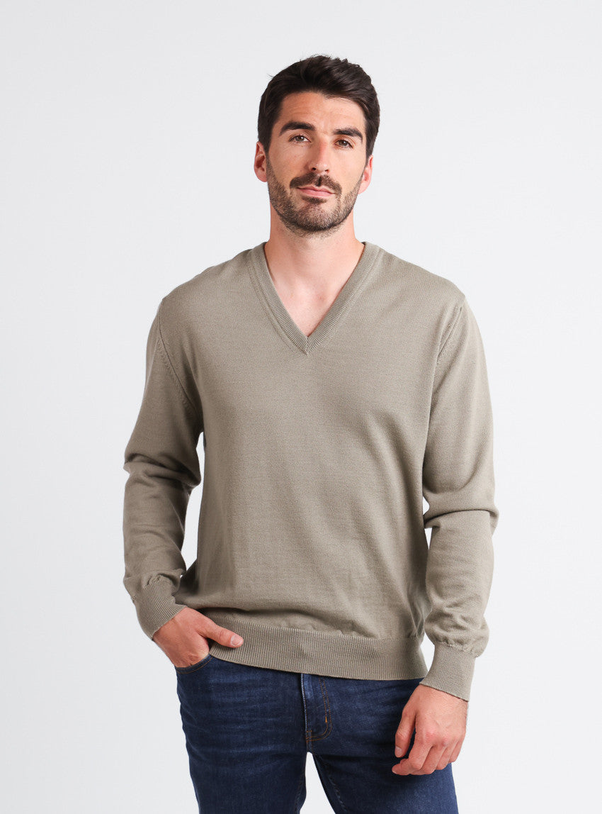 600 VOL 1 pull homme col v laine vert olive Maison-solfin - Pull homme col V 100% mérinos vert olive – 5