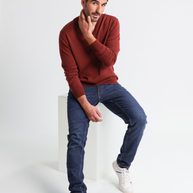 Maison-solfin - Pull homme col V  100% laine mérinos rouge terre de sienne – 5