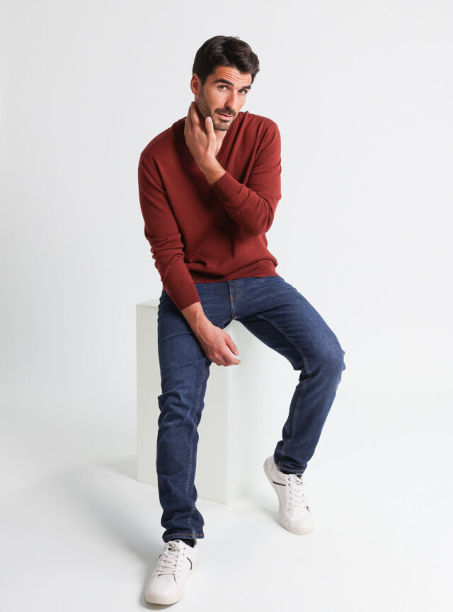 Maison-solfin - Pull homme col V  100% laine mérinos rouge terre de sienne – 5