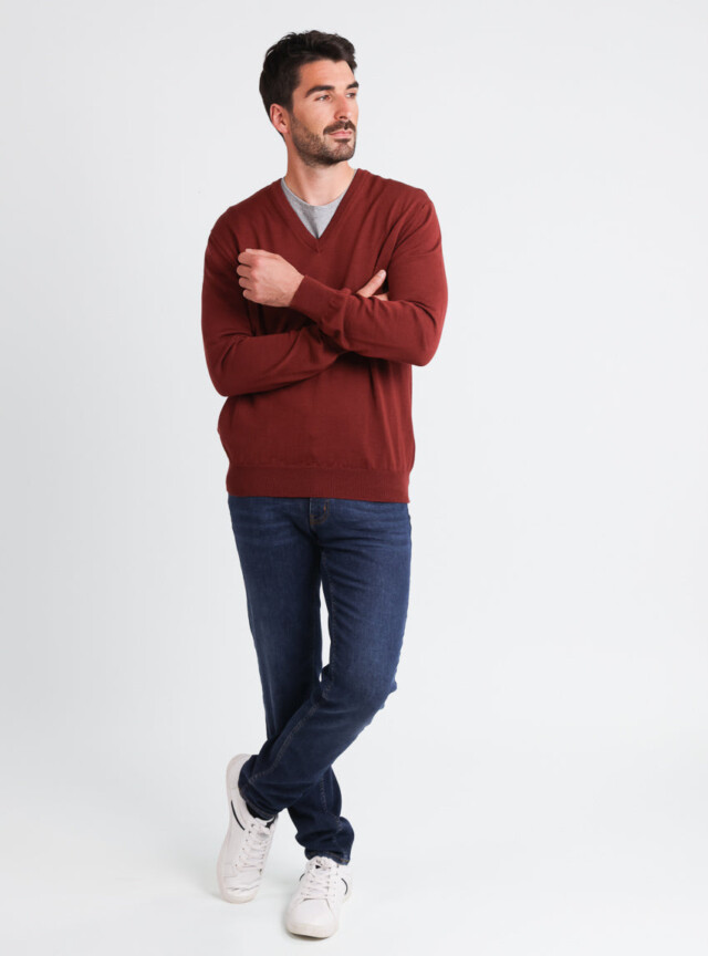 Maison-solfin - Pull homme col V  100% laine mérinos rouge terre de sienne – 5