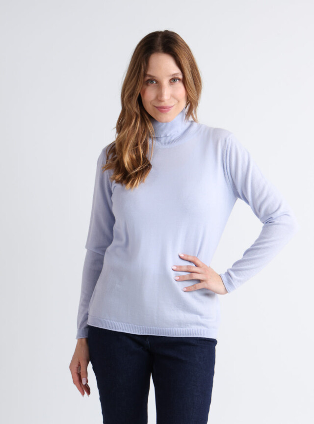 Pull femme col roulé en laine mérinos bleu ciel léger par la marque MAISON SOLFIN MAISON SOLFIN - Pull femme col roulé en laine mérinos bleu ciel léger