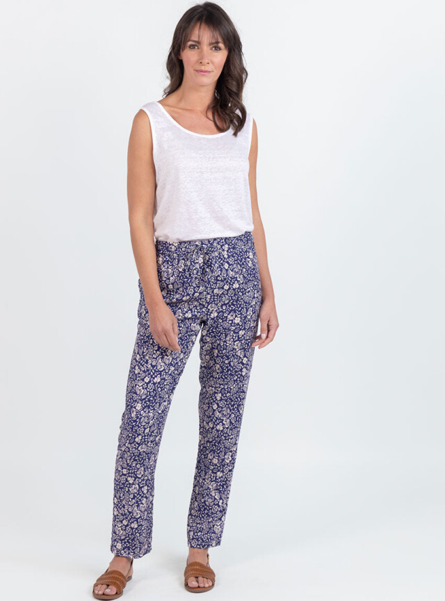 Pantalon femme en viscose imprimé bouquet bleu par la marque MAISON SOLFIN MAISON SOLFIN - Pantalon femme en viscose imprimé bouquet bleu