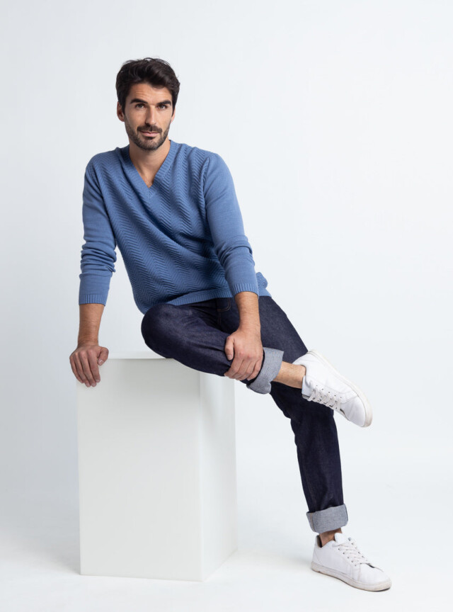 Maison Solfin - Pull homme col V chevrons en coton Bleu infini – 6
