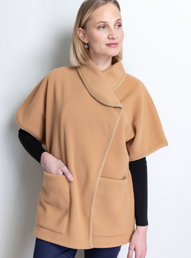 Cape femme beige douceur fabriquée en France par la marque MAISON SOLFIN MAISON SOLFIN - Cape femme beige douceur fabriquée en France