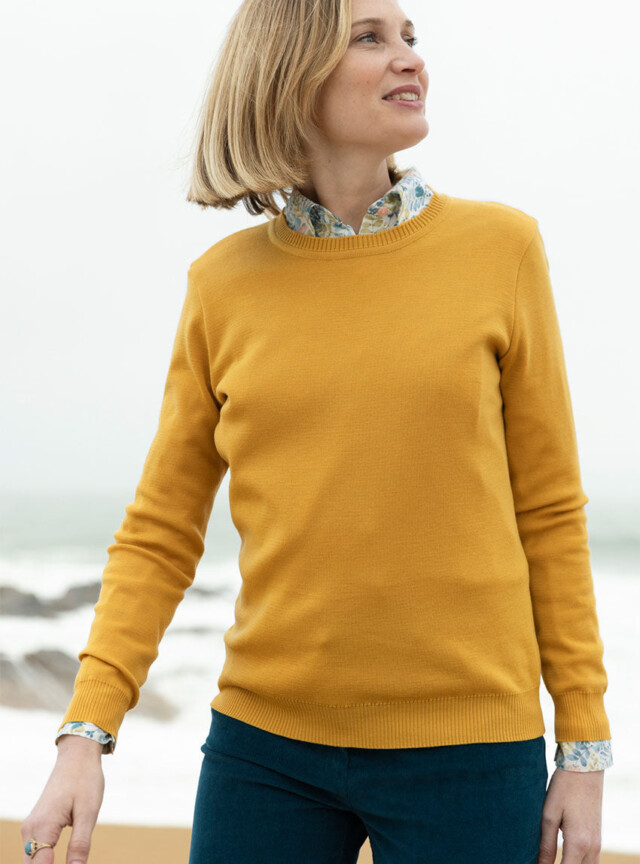 Pull femme en laine mérinos col rond jaune doré par la marque MAISON SOLFIN MAISON SOLFIN - Pull femme en laine mérinos col rond jaune doré