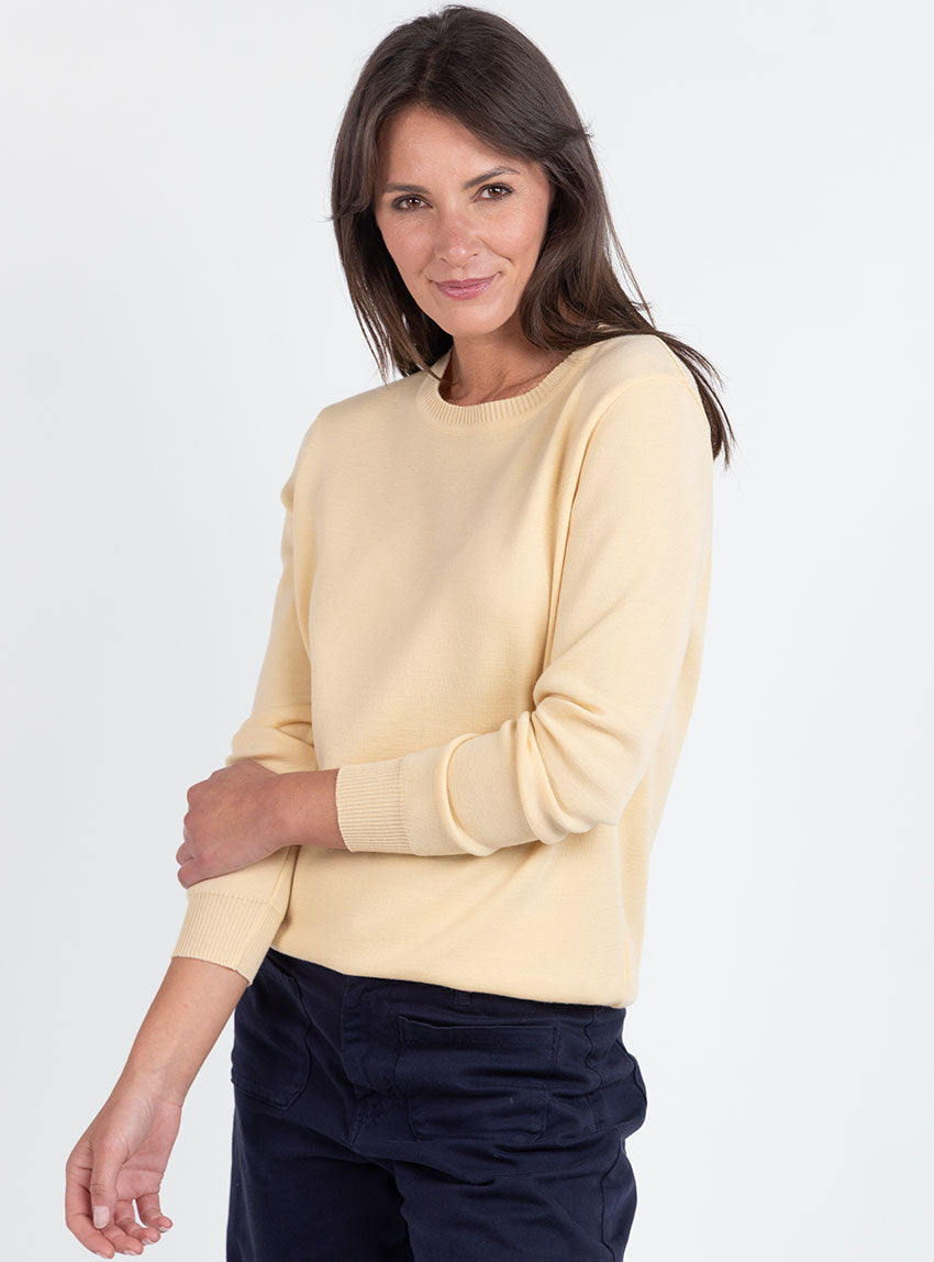 7451 JLG 9 pull femme laine merinos jaune leger Maison Solfin - Pull femme en laine mérinos col rond jaune léger – 50