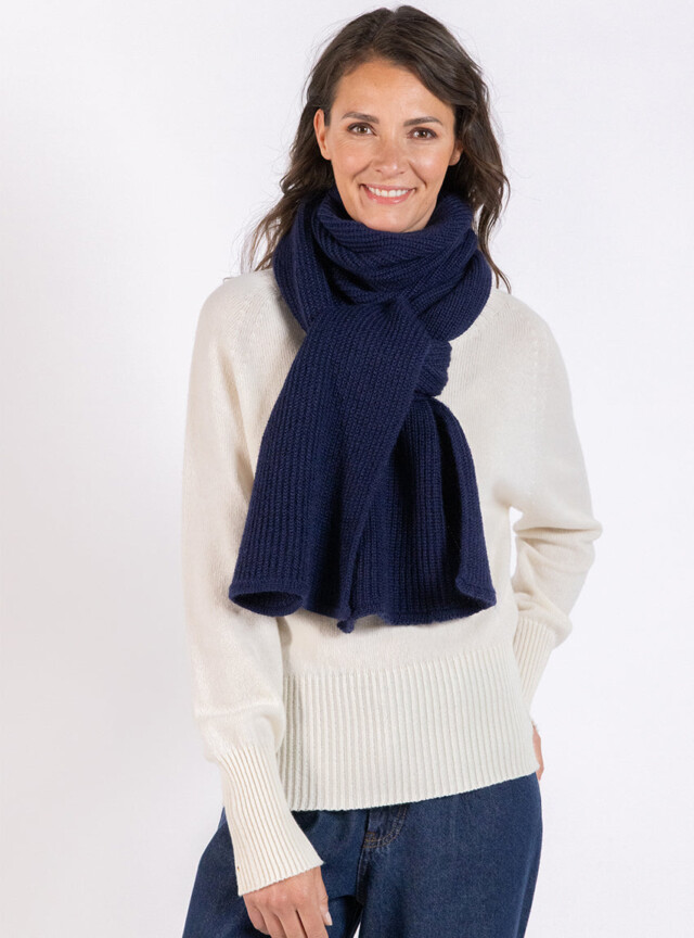 Echarpe douce et chaude en mohair bleu marine par la marque MAISON SOLFIN MAISON SOLFIN - Echarpe douce et chaude en mohair bleu marine