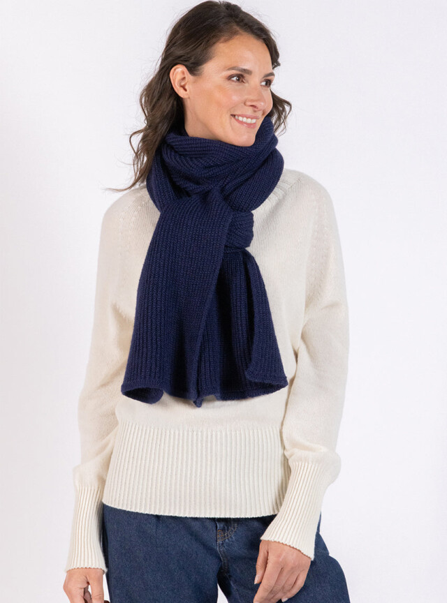 Maison Solfin - Echarpe douce et chaude en mohair bleu marine – U