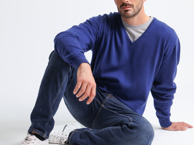 7611 bleu indigo pull 7 Maison Solfin - Pull homme col V en cachemire et laine bleu indigo – 5