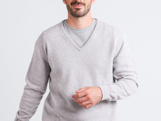 7611 gris nacre pull 1 Maison Solfin - Pull homme col V en cachemire et laine gris nacre – 5