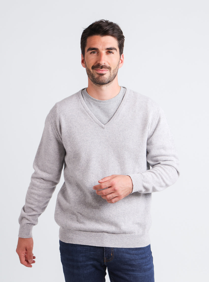 7611 gris nacre pull 1 Maison Solfin - Pull homme col V en cachemire et laine gris nacre – 5