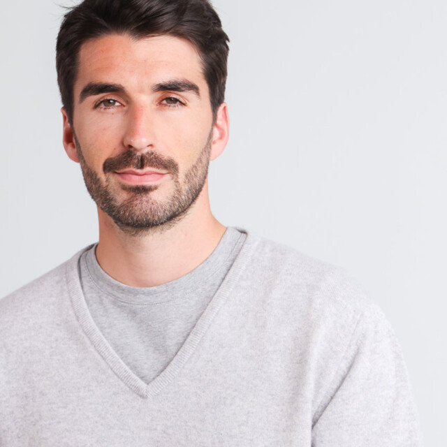 Maison Solfin - Pull homme col V en cachemire et laine gris nacre – 5