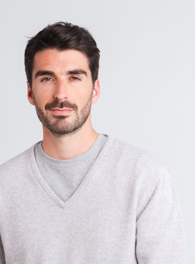 Maison Solfin - Pull homme col V en cachemire et laine gris nacre – 5