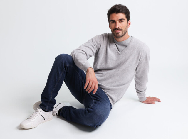 Maison Solfin - Pull homme col V en cachemire et laine gris nacre – 5