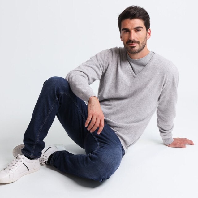 Maison Solfin - Pull homme col V en cachemire et laine gris nacre – 5