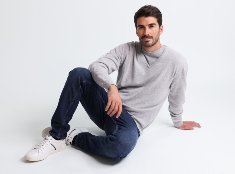 Maison Solfin - Pull homme col V en cachemire et laine gris nacre – 5