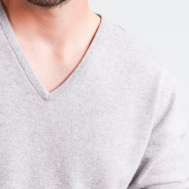 Maison Solfin - Pull homme col V en cachemire et laine gris nacre – 5