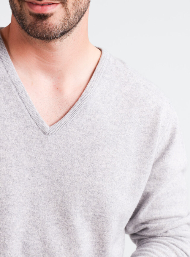 Maison Solfin - Pull homme col V en cachemire et laine gris nacre – 5