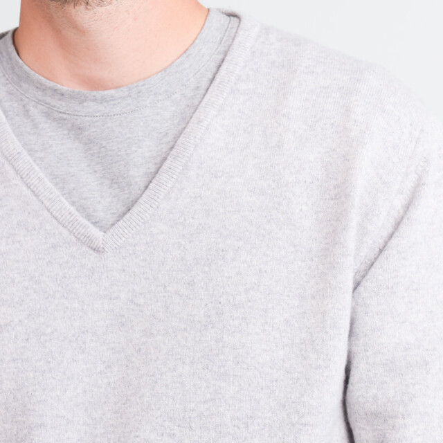 Maison Solfin - Pull homme col V en cachemire et laine gris nacre – 5