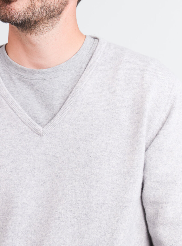 Maison Solfin - Pull homme col V en cachemire et laine gris nacre – 5