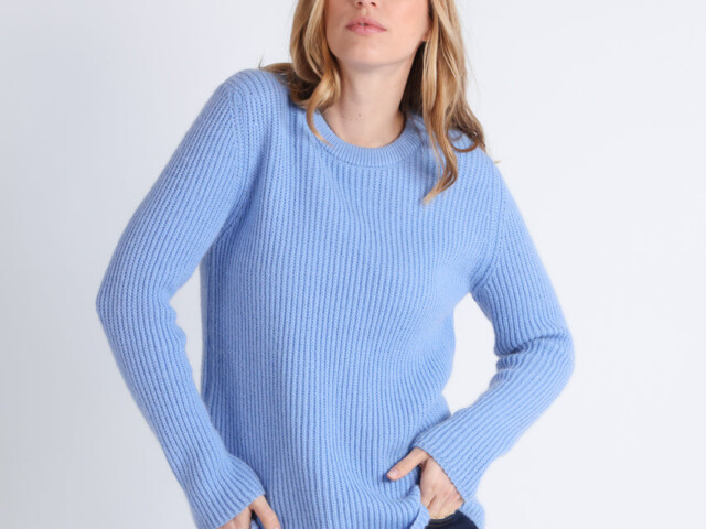 7775 bleu doux 1 Maison Solfin - Pull femme en maille anglaise bleu – 3