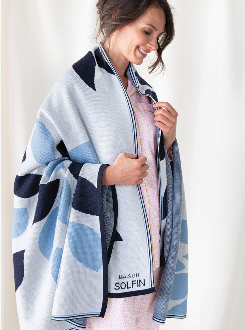7780 BLE 3 plaid jacquard bleu Maison Solfin - Plaid adulte en laine mérinos bleu – U