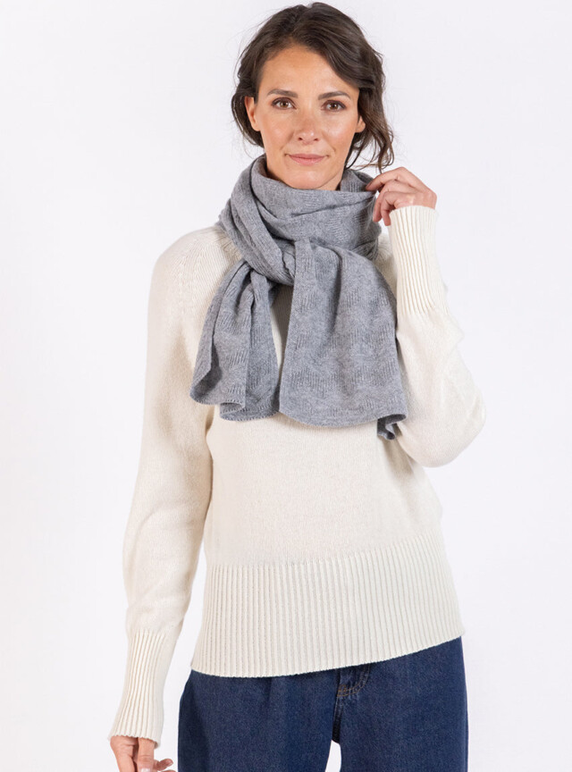 Echarpe en cachemire gris élégant par la marque MAISON SOLFIN MAISON SOLFIN - Echarpe en cachemire gris élégant