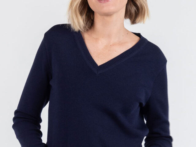 7835 MAR 2 pull col v femme laine merinos bleu marine Maison Solfin - Pull femme col V en laine bleu marine – 48