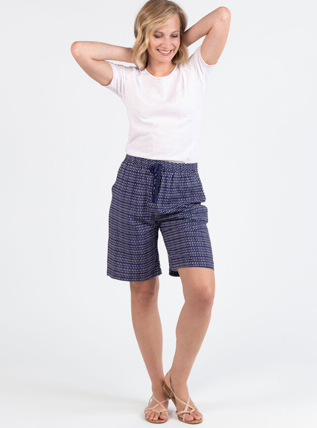 Bermuda femme fluide en viscose imprimée graphique bleu par la marque MAISON SOLFIN MAISON SOLFIN - Bermuda femme fluide en viscose imprimée graphique bleu