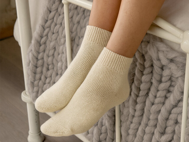 950 2 1 chaussons nuit laine blanc ecru Maison-solfin - Chaussettes de nuit femme en laine blanc/écru – 45/46