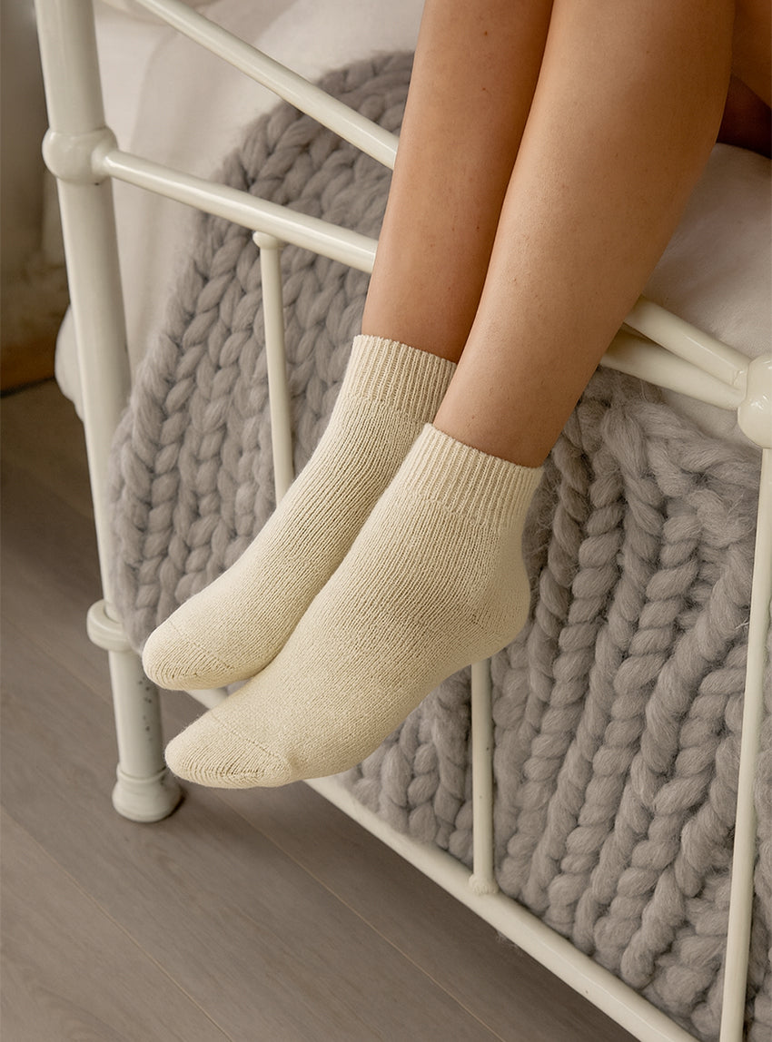 950 2 1 chaussons nuit laine blanc ecru Maison-solfin - Chaussettes de nuit femme en laine blanc/écru – 45/46