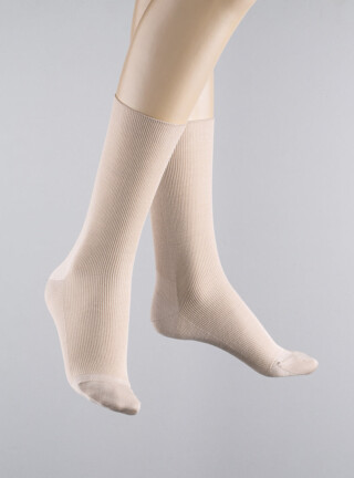 Mi-chaussettes en laine blanc naturel par la marque MAISON SOLFIN MAISON SOLFIN - Mi-chaussettes en laine blanc naturel