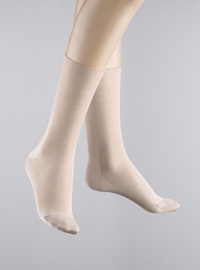 Mi-chaussettes en laine blanc naturel par la marque MAISON SOLFIN MAISON SOLFIN - Mi-chaussettes en laine blanc naturel