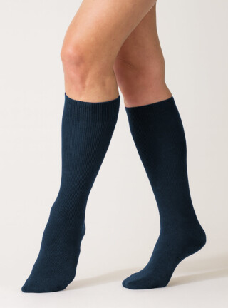 Chaussettes hautes mixte en pure laine bleu marine par la marque MAISON SOLFIN MAISON SOLFIN - Chaussettes hautes mixte en pure laine bleu marine