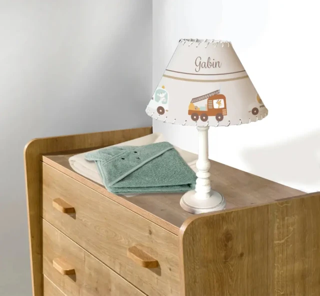 L’Atelier BABY’SPHERE - Abat-jour prénom pour bébé avec voitures, camions et moto