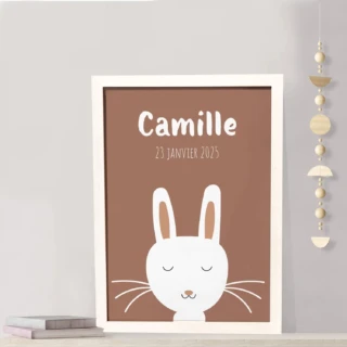 L’Atelier BABY’SPHERE - Affiche lapin personnalisée – Fond Mocha Mousse, couleur tendance 2025