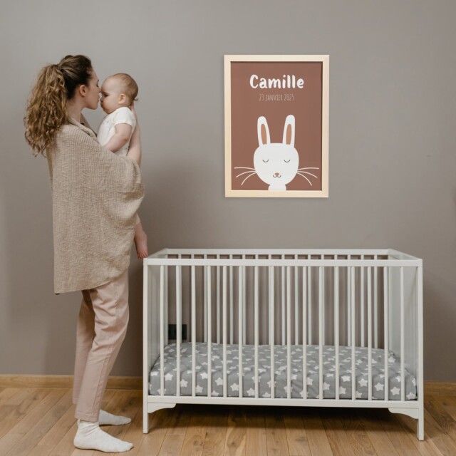 Atelier Baby’Sphère - Affiche lapin personnalisée – Fond Mocha Mousse