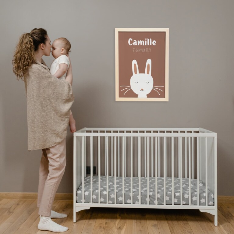 Atelier Baby’Sphère - Affiche lapin personnalisée – Fond Mocha Mousse