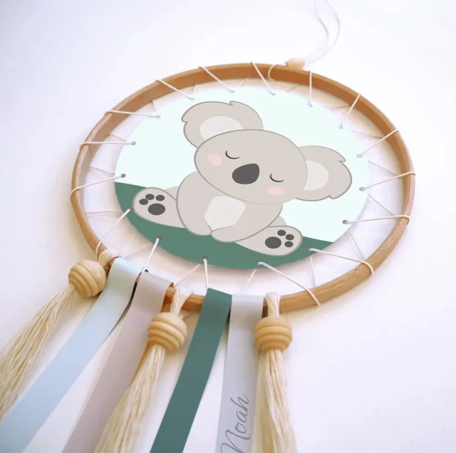 L’Atelier BABY’SPHERE - Attrape-rêve koala personnalisé pour bébé, en kit ou finalisé