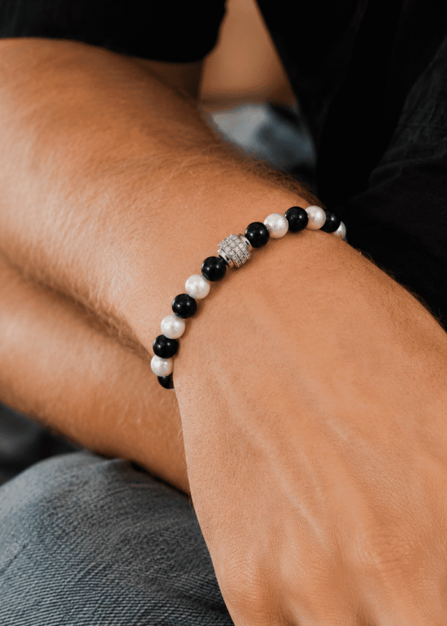 Bracelet Architectural Perles d’eau douces Onyx et Or Blanc par la marque NEIJE NEIJE - Bracelet Architectural Perles d’eau douces Onyx et Or Blanc
