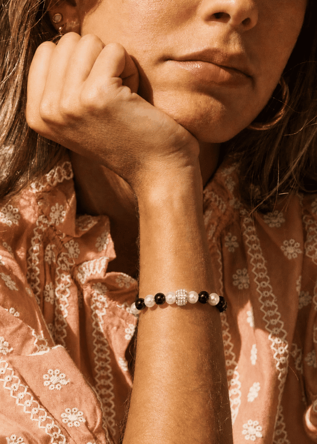 Bracelet Architectural Perles de Culture Onyx et Or Blanc par la marque NEIJE NEIJE - Bracelet Architectural Perles de Culture Onyx et Or Blanc