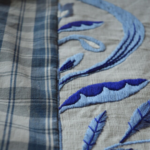 Maison Primavera - Coussin brodé en kelsch (bleu) - Origines